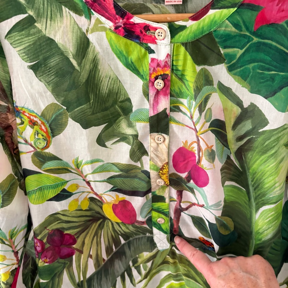 PERSIFOR Freya Placket Front Tropic in Grass Top. Size Small. - Picture 4 of 16